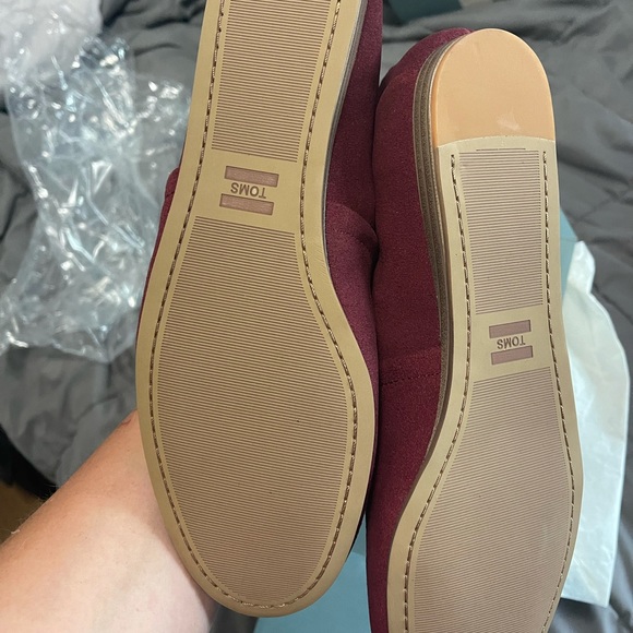 Unworn loafer style TOMS flats - Picture 4 of 7